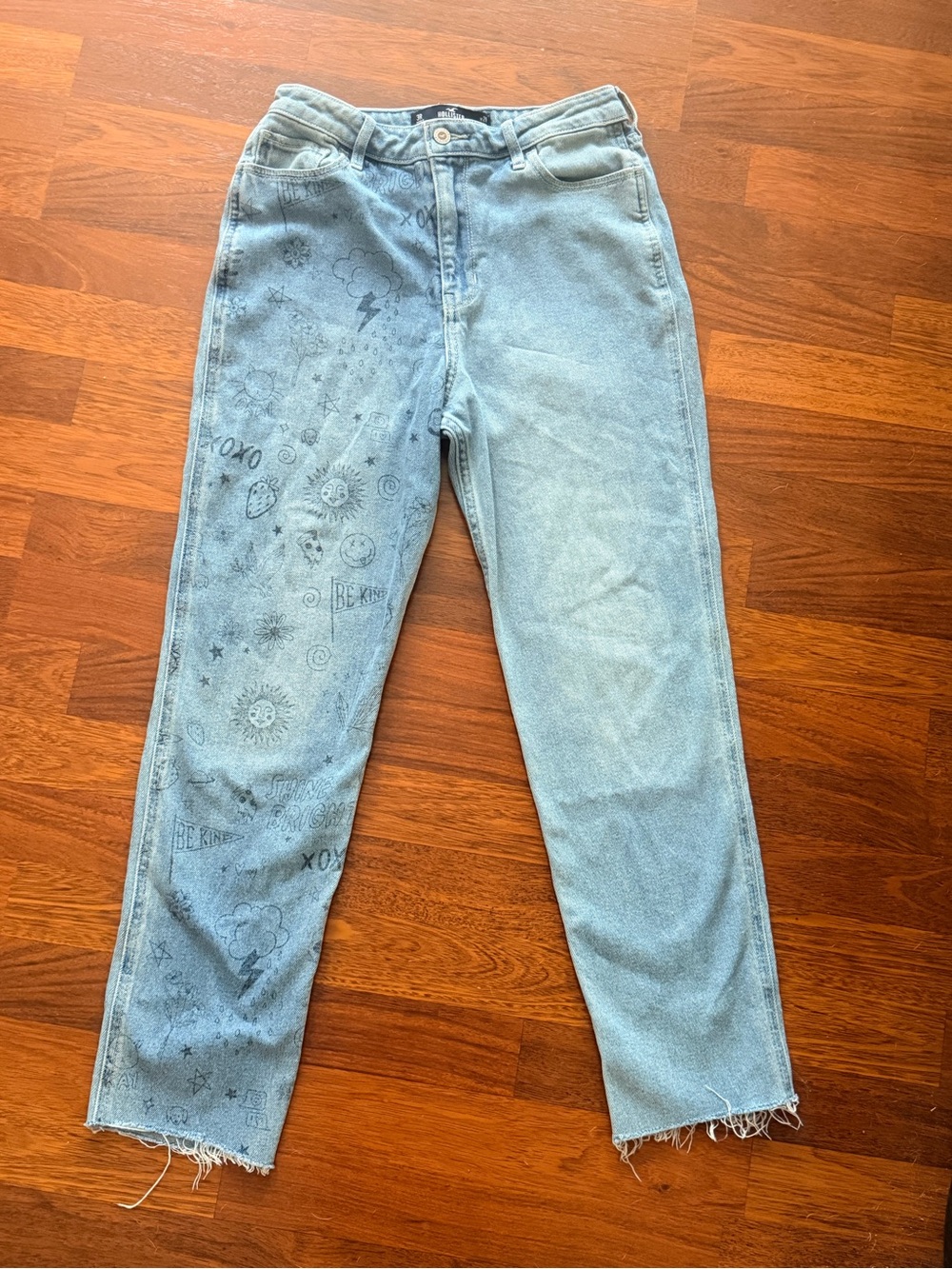 Hollister Light Wash Ultra High-Rise Mom Jeans